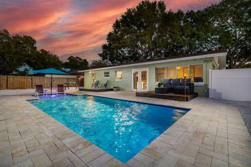 Beautiful Pool Home Minutes Away From Indian Rocks Beach!!