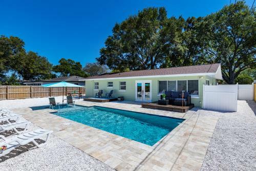 Beautiful Pool Home Minutes Away From Indian Rocks Beach!!