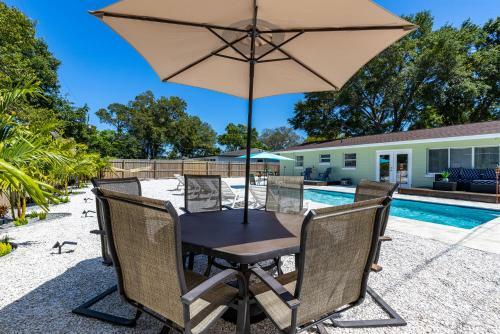 Beautiful Pool Home Minutes Away From Indian Rocks Beach!!