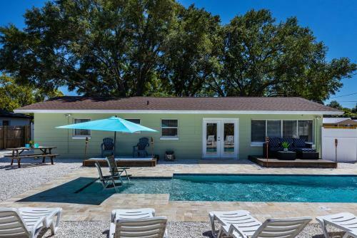 Beautiful Pool Home Minutes Away From Indian Rocks Beach!!