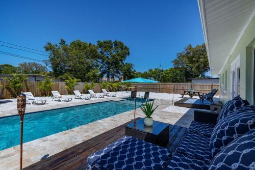 Beautiful Pool Home Minutes Away From Indian Rocks Beach!!