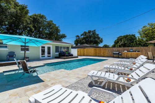 Beautiful Pool Home Minutes Away From Indian Rocks Beach!!