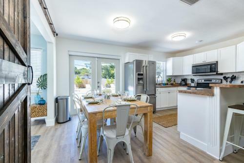 Beautiful Pool Home Minutes Away From Indian Rocks Beach!!