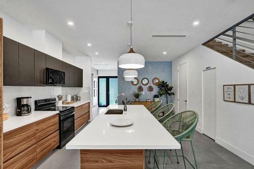 Villa Las Olas Designer Home With Heated Pool - Must!