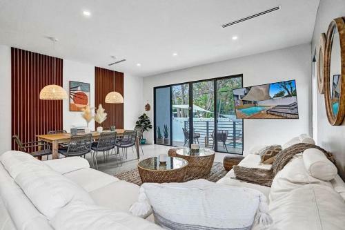 Villa Las Olas Designer Home With Heated Pool - Must!