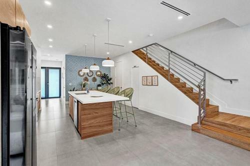 Villa Las Olas Designer Home With Heated Pool - Must!