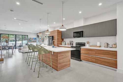 Villa Las Olas Designer Home With Heated Pool - Must!