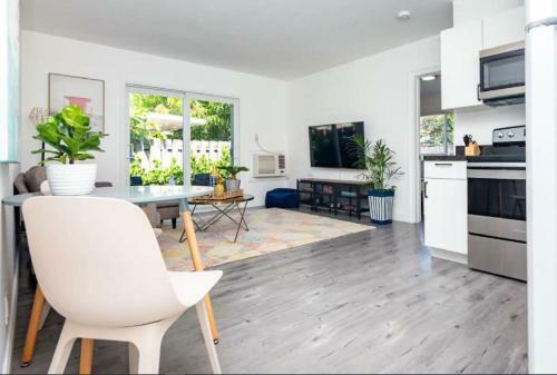Apartamento Bright Garden Getaway - W/ Private Patio & Parking