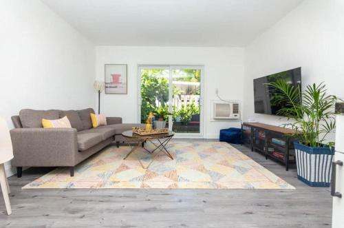 Apartamento Bright Garden Getaway - W/ Private Patio & Parking