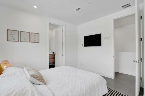 Villa Las Olas Designer Retreat With A Heated Pool!