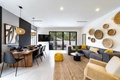 Villa Las Olas Designer Retreat With A Heated Pool!