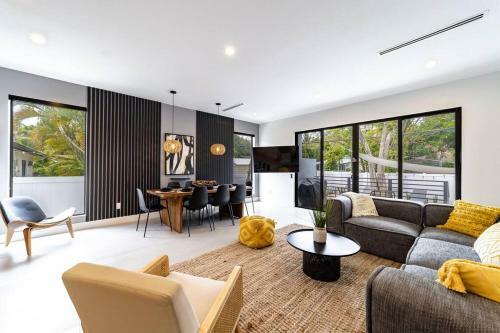 Villa Las Olas Designer Retreat With A Heated Pool!
