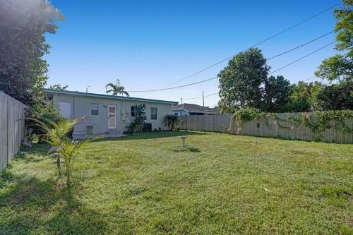 Beach House-fenced Yard/pet Friendly Free Parking