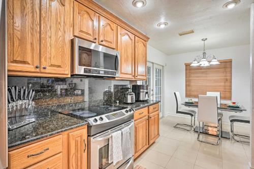 Canalfront Cape Coral Home With Kayaks And Bikes!