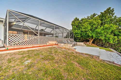Canalfront Cape Coral Home With Kayaks And Bikes!