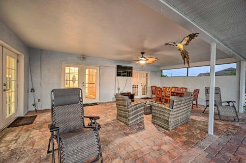 Canalfront Cape Coral Home With Kayaks And Bikes!