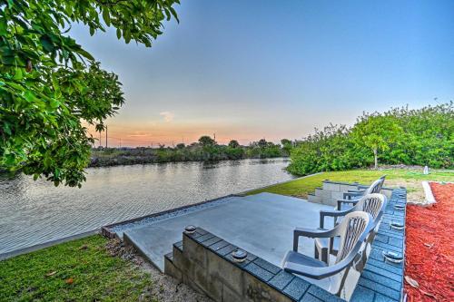 Canalfront Cape Coral Home With Kayaks And Bikes!