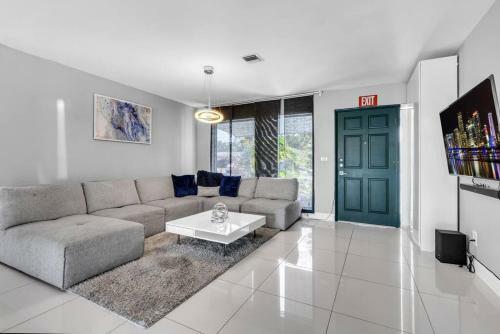 Hollywood Hills 3bd Home Parking Bbq & Backyard