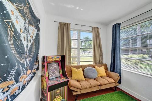 New Colonial White House Hotel Hollywood
