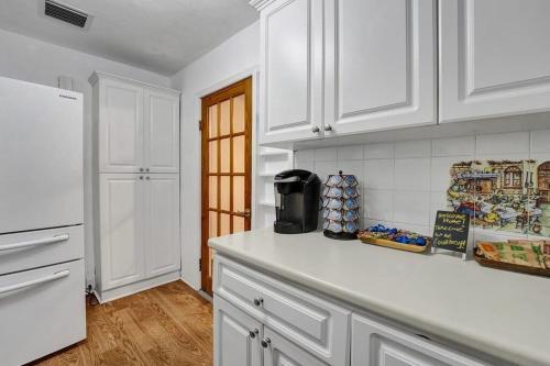 New Colonial White House Hotel Hollywood