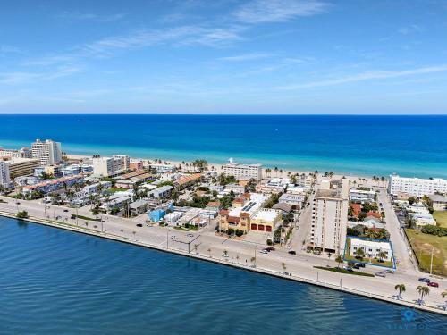 Modern Apartment W Bay View Pool 2brm Free Parking Step To Beach