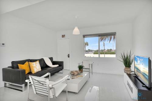 Modern Apartment W Bay View Pool 2brm Free Parking Step To Beach