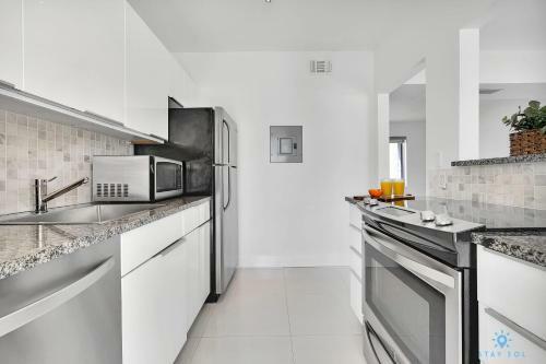 Modern Apartment W Bay View Pool 2brm Free Parking Step To Beach
