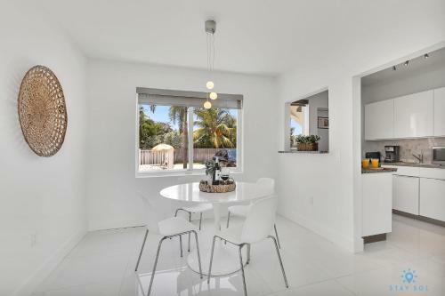 Modern Apartment W Bay View Pool 2brm Free Parking Step To Beach