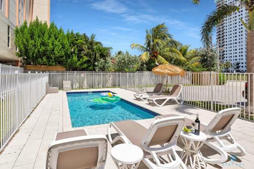 Modern Apartment W Bay View Pool 2brm Free Parking Step To Beach
