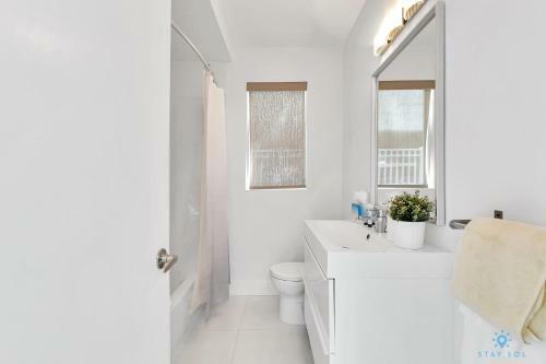 Modern Apartment W Bay View Pool 2brm Free Parking Step To Beach