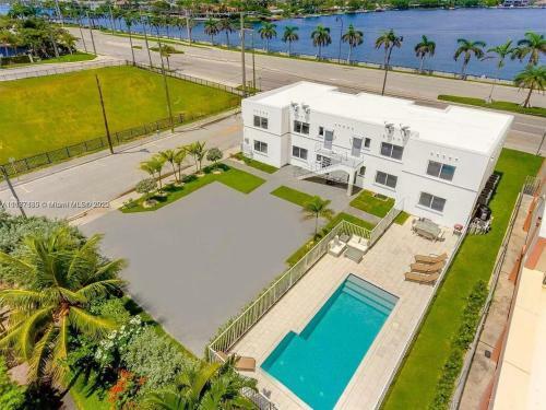 Modern Apartment W Bay View Pool Free Parking