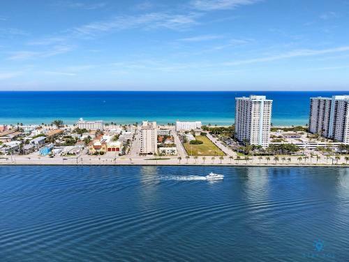 Modern Apartment W Bay View Pool Free Parking