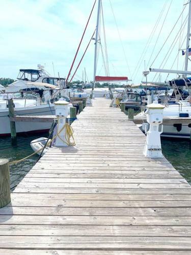 Immaculate 2 Bdr Boat, Great Sunsets, Free Parking