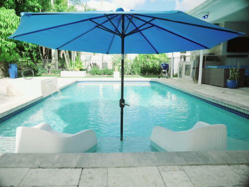 Luxury Pool Home 15 Min From Airport