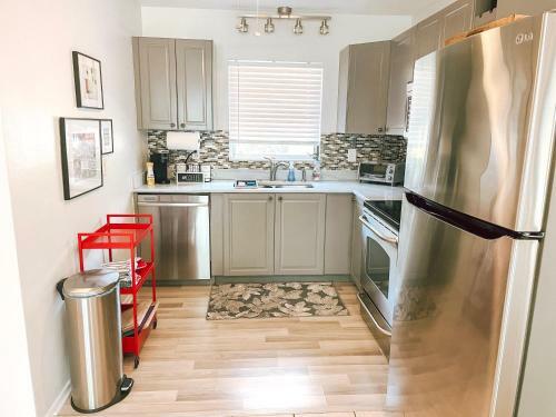 Venice Island - Dog Friendly - Walk To Beach - Work Ready