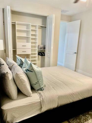 **new**gorgeous 3bedroom Minutes From Beach