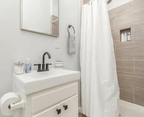 Renovated Spacious Home - Sleeps 9