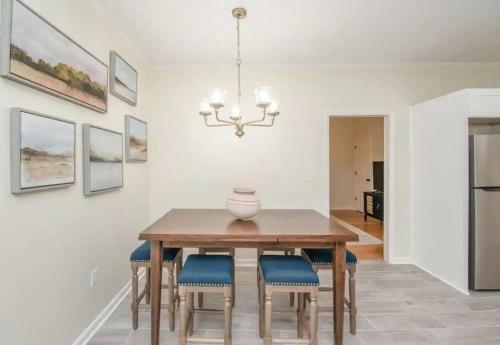 Renovated Spacious Home - Sleeps 9