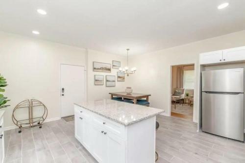 Renovated Spacious Home - Sleeps 9
