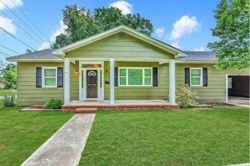 Renovated Spacious Home - Sleeps 9