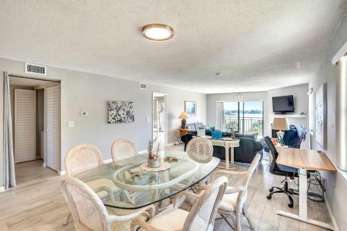 Blind Pass Lagoon Unit 404 Boat Friendly, Pool, Close To It All!