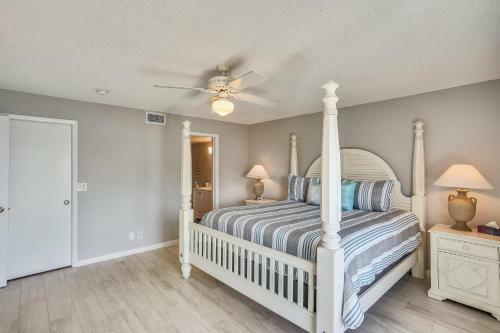 Blind Pass Lagoon Unit 404 Boat Friendly, Pool, Close To It All!