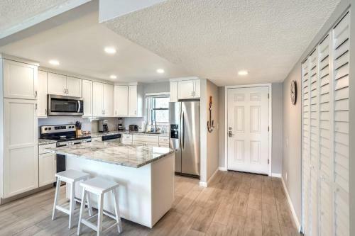 Blind Pass Lagoon Unit 404 Boat Friendly, Pool, Close To It All!