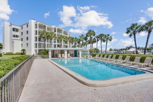 Blind Pass Lagoon Unit 404 Boat Friendly, Pool, Close To It All!
