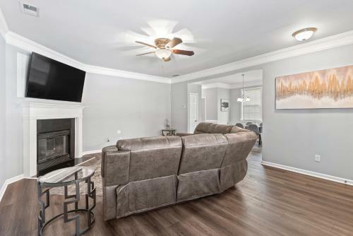 Calming Grey Townhouse With Jacuzzi Bathtub