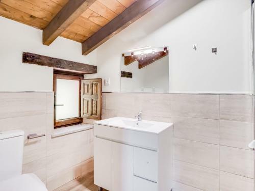 Rustic Holiday Home In Merilla With Valley View
