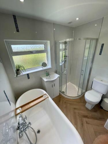 Cheerful 2-bedroom Bungalow With Free Parking
