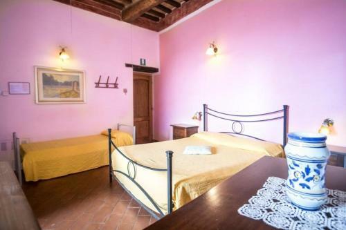 Hostal Castel D?arno Guest House