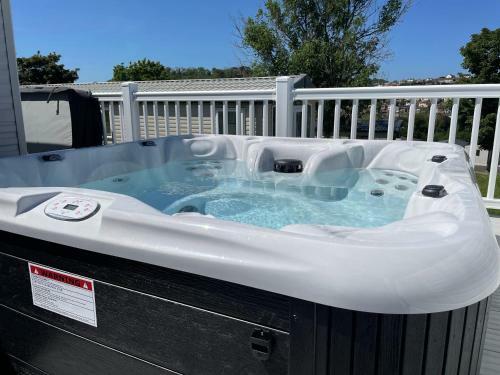 Caravan Bay - 2 Bed With Hot Tub, Paignton, Hoburne Devon Bay