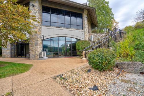 Fox Hollow Family Lodge
